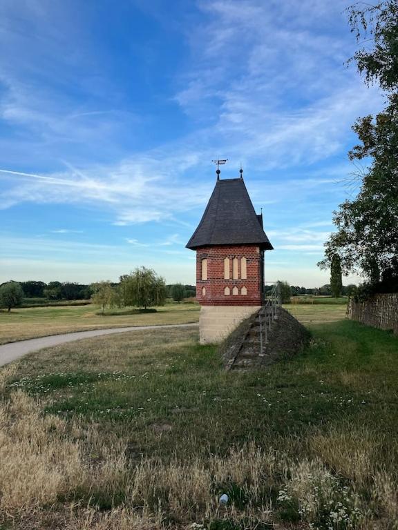 "Ferienwohnung Am Schloss" - Ferienwohnung Mit Blick Auf Das Barbyer Schloss, 5 Gehminuten Bis Zur Elbe Екстериор снимка